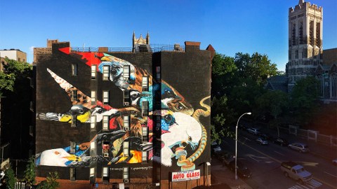El mural del halcón tijereta contiene otras 12 especies de aves amenazadas. La torre de la iglesia a la derecha del mural es la ubicación del lugar de descanso final de John James Audubon.