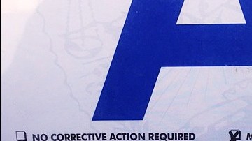 Una de las calificaciones que firmó el atacante de San Bernardino, Syed Farook, y que ha sido removida de la cafeteria de la iglesia católica Catherine de Siena en Rialto. /SUMINISTRADA