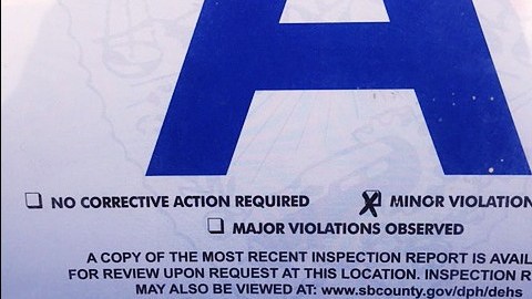 Una de las calificaciones que firmó el atacante de San Bernardino, Syed Farook, y que ha sido removida de la cafeteria de la iglesia católica Catherine de Siena en Rialto. /SUMINISTRADA