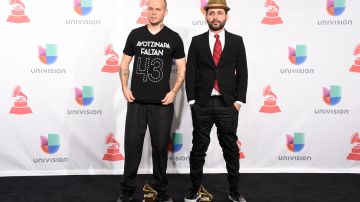 Residente (izq.) y Visitante, de la agrupación boricua Calle 13, en la décima quinta edición de los premios Latin Grammy, que se celebró este año en Las Vegas, Nevada.,