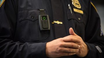 El LAPD dio inicio al uso de cámaras corporales como parte de su equipo oficial en 2015.
