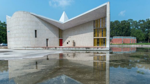 La Universidad del Punjab fue diseñada por el primo de Le Corbusier, Pierre Jeanneret.