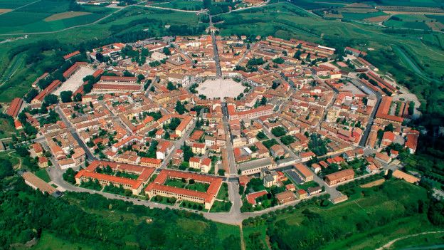 Palmanova, en Italia, se construyó con la forma de una estrella de nueve puntas, cuyas calles irradian desde el centro.