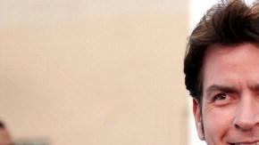 El actor Charlie Sheen ya recibió lo que se cree será la primera de varias demandas de exparejas.