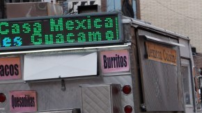 Peatones con maletas.