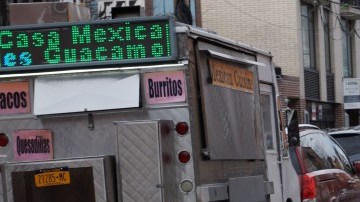 Peatones con maletas.