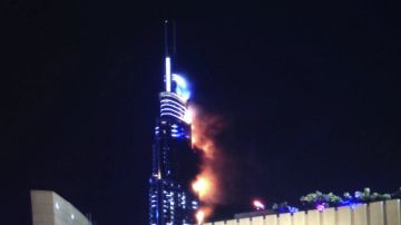 DUB04 DUBÁI (EMIRATOS ARABES UNIDOS), 31/12/2015.- Vista de las llamas y el humo causados por un incendio en el hotel The Address en Dubái, Emiratos Árabes Unidos, hoy, 31 de diciembre de 2015. Un gran incendio, cuyas causas de momento se desconocen, se declaró en un rascacielos del centro de la ciudad de Dubai, situado junto a la famosa torre Al Jalifa, sin que por el momento se tenga noticia de la existencia de víctimas, informaron medios locales emiratíes. El hotel ha sido evacuado y por el momento no hay informaciones sobre si alguno de los clientes del establecimiento ha resultado herido. EFE/AYMAN YACOOB MEJOR CALIDAD DISPONIBLE