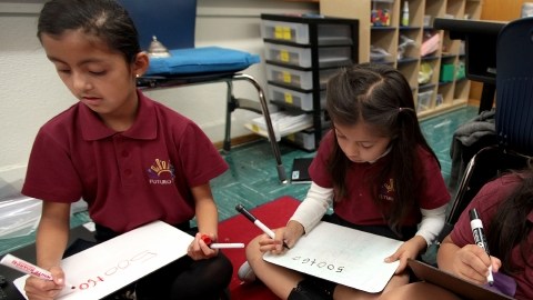 La educación bilingüe fue una realidad en California durante décadas, hasta que en 1998 se prohibió. Ahora existe la posibilidad de recuperarla.