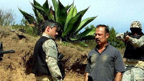 Para dar vida al Chapo,  el actor Irineo Álvarez (centro) revisó textos en los que se hablaba de la forma de vida del criminal.