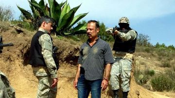Para dar vida al Chapo,  el actor Irineo Álvarez (centro) revisó textos en los que se hablaba de la forma de vida del criminal.