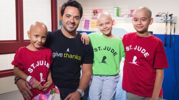 El cantante boricua Luis Fonsi junto a varios niños pacientes del St. Jude Children's Research Hospital en Memphis, Tennessee.