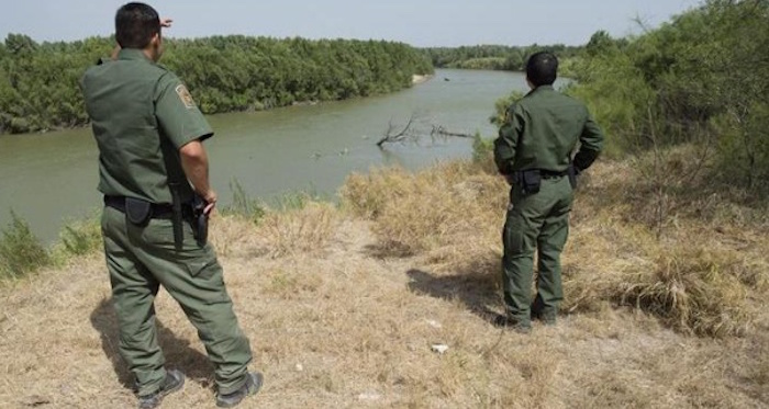 Texas mantiene militarización en frontera con México por llegada de niños migrantes