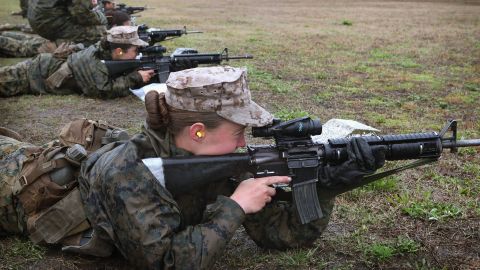 Mujeres Marines se entrenan en tiro durante un campamento en   MCRD Parris Island, South Carolina. Ahora las mujeres podrán ocupar cualquier  posición de combate en las Fuerzas Armadas de EEUU.