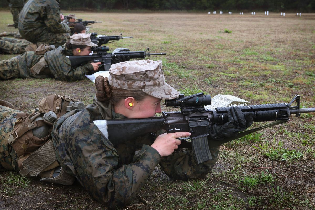 Mujeres Marines se entrenan en tiro durante un campamento en   MCRD Parris Island, South Carolina. Ahora las mujeres podrán ocupar cualquier  posición de combate en las Fuerzas Armadas de EEUU.