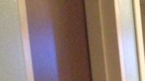 Miembros de la iglesia cristiana Manantial de Fontana rezan en el pasillo del hospital Loma Linda, donde atienden a algunos de los 21 heridos en el tiroteo de San Bernardino el miércoles. (Isaías Alvarado/La Opinión)