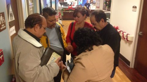 Miembros de la iglesia cristiana Manantial de Fontana rezan en el pasillo del hospital Loma Linda, donde atienden a algunos de los 21 heridos en el tiroteo de San Bernardino el miércoles. (Isaías Alvarado/La Opinión)