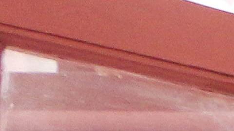 Un turista observa una réplica del Galeón San José hundido en 1708.