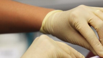 El VIH se propaga a través de ciertos fluidos corporales, incluyendo sangre, semen, líquido preseminal y leche materna.