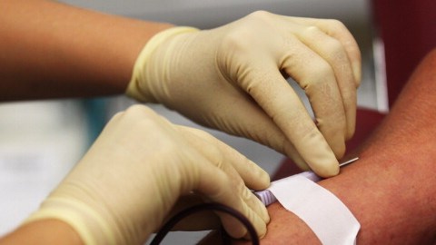 El VIH se propaga a través de ciertos fluidos corporales, incluyendo sangre, semen, líquido preseminal y leche materna.