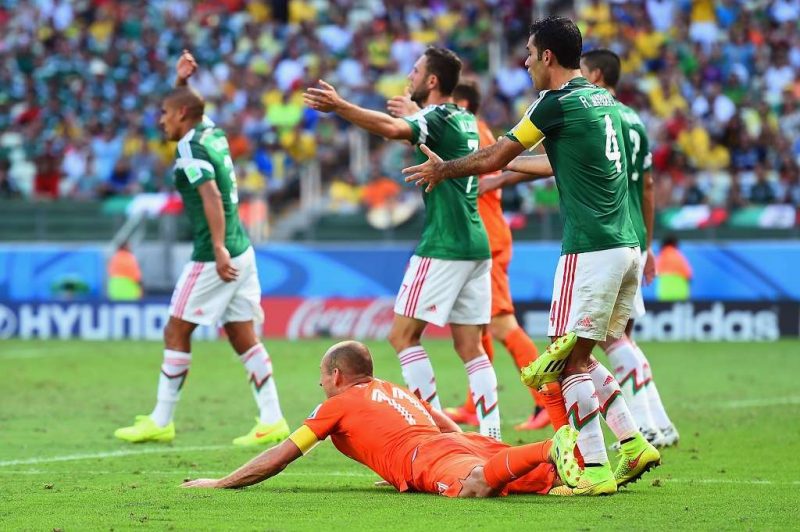 Arjen Robben en la polémica jugada que significó la eliminación de México del Mundial Brasil 2014.