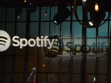 Spotify es una plataforma que transmite música por Internet a un bajo costo.