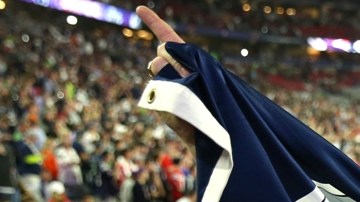 Un fanáticos de los Patriots festeja la damática victoria de su equipo en el Super Bowl.
