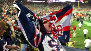 Un fanáticos de los Patriots festeja la damática victoria de su equipo en el Super Bowl.