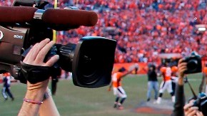 Tom Brady felicita a Peyton Manning al final de su más reciente duelo. El quarterback de los Patriots expresó su apoyo por su legendario colega.