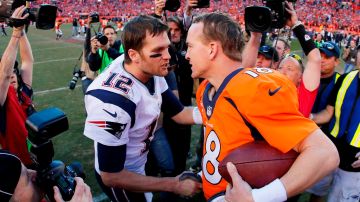 Tom Brady felicita a Peyton Manning al final de su más reciente duelo. El quarterback de los Patriots expresó su apoyo por su legendario colega.