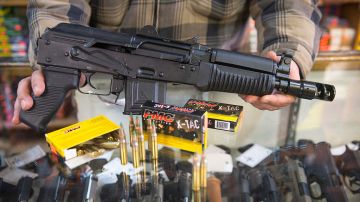 Balas antiblindaje calibre  5.56 mms y fusil de asalto AK-47 a la venta en una tienda de armas de Illinois