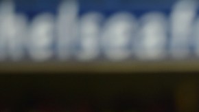 Eden Hazard del Chelsea se quita la marca de Antonio Valencia del Man U ante la mirada de Wayne Rooney.