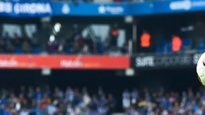 El Barcelona de Lionel Messi se mide a su vecino de la ciudad, el Espanyol.