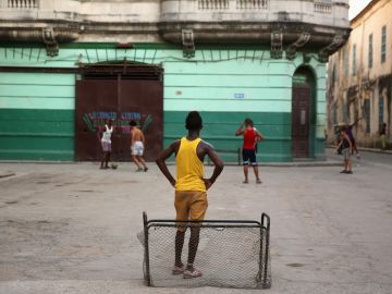 Cuba vive desde hace varios años una creciente pasión por el fútbol que incluso compite en popularidad con el deporte insignia en la isla que es el béisbol.