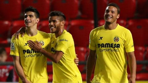 Dos Santos (centro), durante un partido amistoso del Villarreal en Australia.