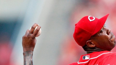 El cerrador cubano Aroldis Chapman tiene un cañón en el brazo izquierdo, pero aún está pendiente el caso de violencia doméstica en su contra.