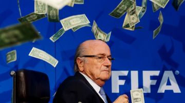 El 20 de julio en Zúrich, el comediante Simon Brodkin le lanzó billetes a un Joseph Blatter bajo la tormenta por la corrupción en FIFA.