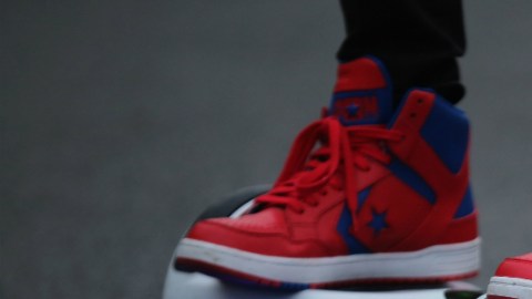El hoverboard es el nuevo aparato de moda. Son pequeñas plataformas con ruedas usadas para desplazarse mientras el usuario aguanta el equilibrio.