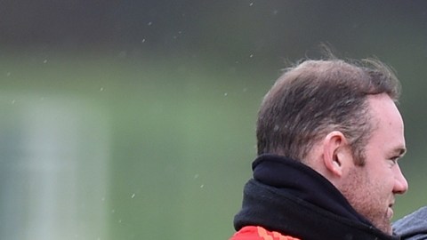 Wayne Rooney, capitán del Manchester United, salió a defender a su entrenador, el holándes Louis van Gaal.