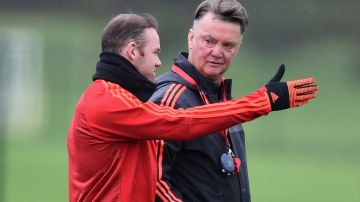 Wayne Rooney, capitán del Manchester United, salió a defender a su entrenador, el holándes Louis van Gaal.