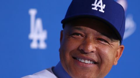 Dave Roberts sonríe durante la conferencia de prensa de su presentación como manager de los Dodgers el martes en Dodger Stadium.