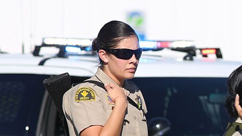 Alguaciles responden a un tiroteo en Inland Regional Center, en la ciudad de San Bernardino.