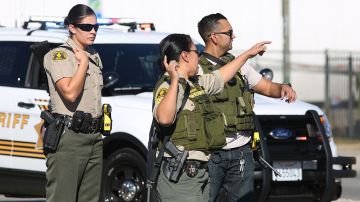 Alguaciles responden a un tiroteo en Inland Regional Center, en la ciudad de San Bernardino.