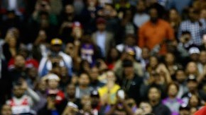 Kobe Bryant dispara sobre Bradley Beal, de los Wizards, para uno de los encestes decisivos en la recta final del partido.