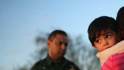 Cada vez más niños son separados de sus padres en la frontera