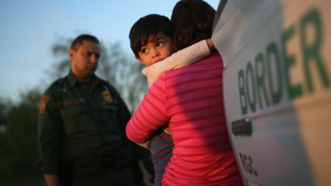 Cada vez más niños son separados de sus padres en la frontera