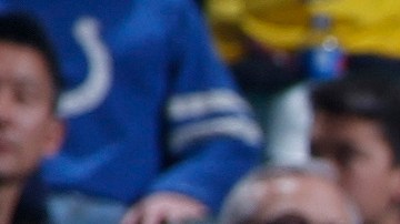 Klay Thompson (der.), uno de los tiradores letales, con Stephen Curry, de Golden State, a un lado del entrenador interino Luke Walton