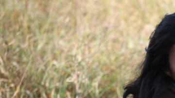 Una madre hondureña sostiene a su hija de 3 años, después de entregarse con su familia a los agentes de la Patrulla Fronteriza el 8 de diciembre de 2015 cerca de Rio Grande City, Texas.