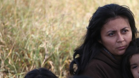 Una madre hondureña sostiene a su hija de 3 años, después de entregarse con su familia a los agentes de la Patrulla Fronteriza el 8 de diciembre de 2015 cerca de Rio Grande City, Texas.