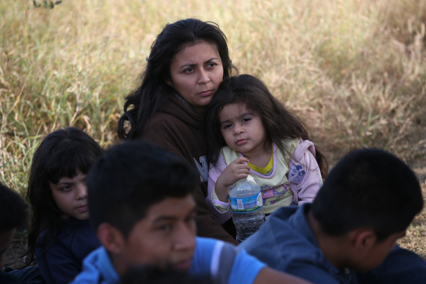 Una madre hondureña sostiene a su hija de 3 años, después de entregarse con su familia a los agentes de la Patrulla Fronteriza el 8 de diciembre de 2015 cerca de Rio Grande City, Texas.