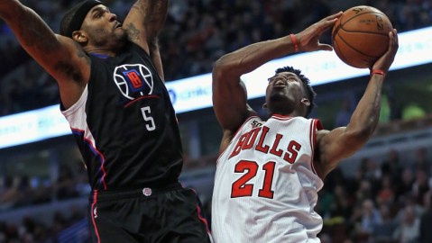 Jimmy Butler entraba frente a Josh Smith de Los Angeles Clippers.